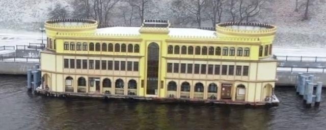 На заводе «Паллада» строят плавучий ресторан для Киева