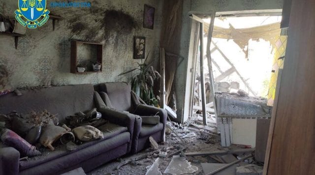 Враг во время обстрела Херсона тяжело ранил 16-летнюю девушку