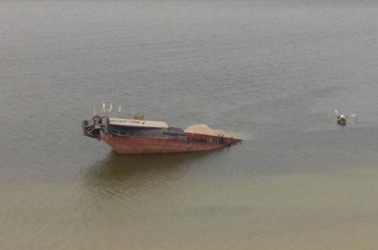 ЧП на Каховском водохранилище – из затонувшей баржи вытекли нефтепродукты