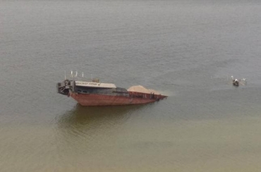 ЧП на Каховском водохранилище – из затонувшей баржи вытекли нефтепродукты