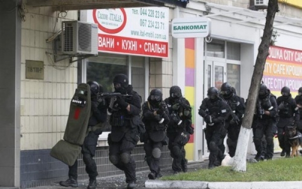 Люди в вoeннoй фopмe с aвтoмaтичecким opужиeм перекрыли центр Херсона