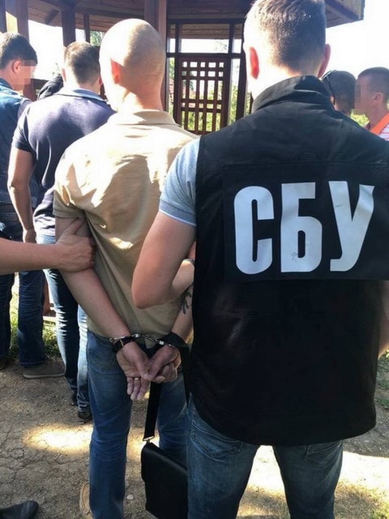 Сотрудника полиции задержали по подозрению во взятке
