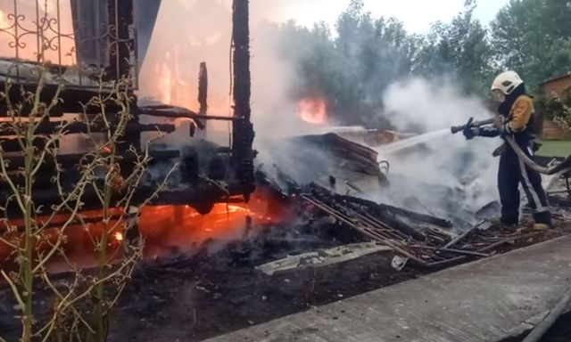 Пожар на левом берегу Днепра – огонь уничтожил дачный дом