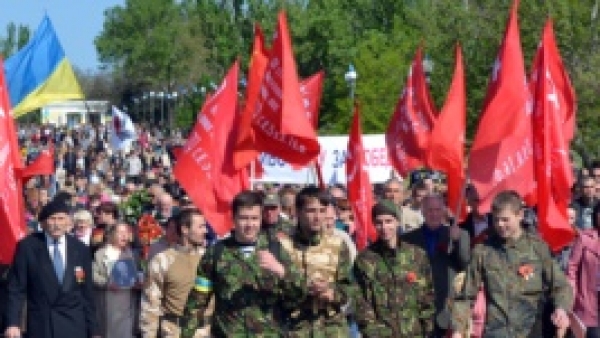 Евромайдановцы охраняли шествие коммунистов