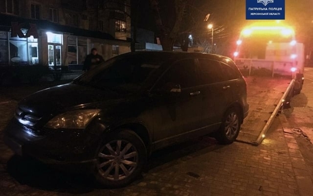 Пьяный водитель предложил полицейским взятку - $300