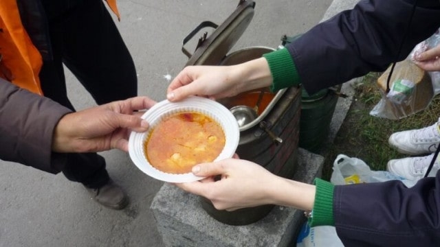 В Каховке работают три пункта выдачи бесплатных обедов