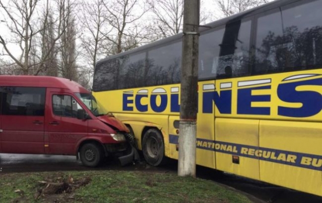 Автобус из Херсона попал в ДТП в Николаеве