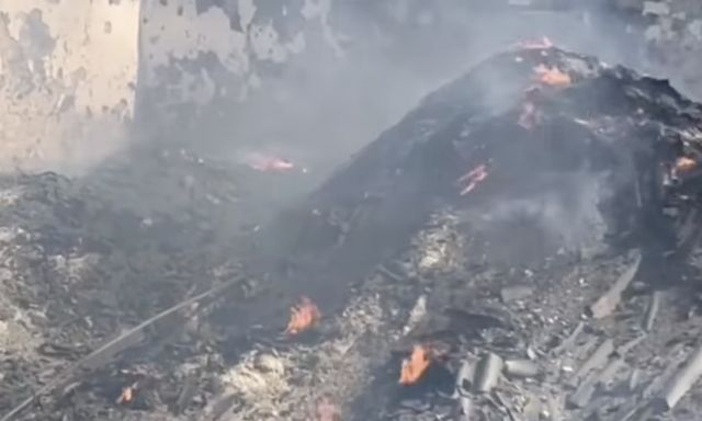 Несколько недель на Херсонщине горит склад с урожаем подсолнечника