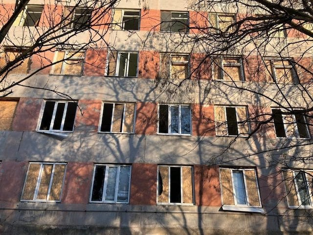 Враг обстрелял больницу в Херсоне – повреждена котельная, выбиты окна