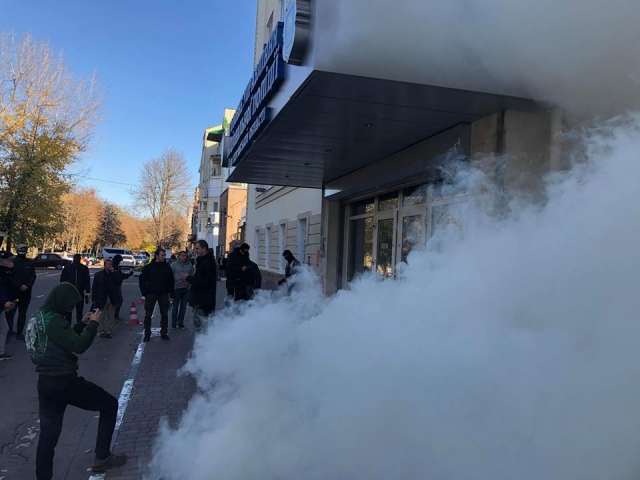 На похороны Кати Гандзюк не пустили губернатора, а здание полиции окутали дымом