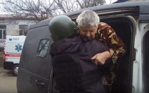 Полицейские вывезли из Золотой Балки раненую женщину и тело ее погибшего сына