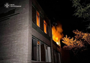 В Херсоне после российского обстрела загорелся детский сад