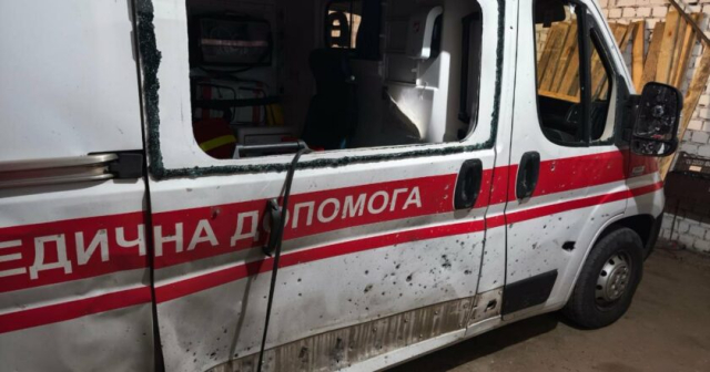 Вражеский беспилотник снова атаковал машину скорой помощи – пострадали медики