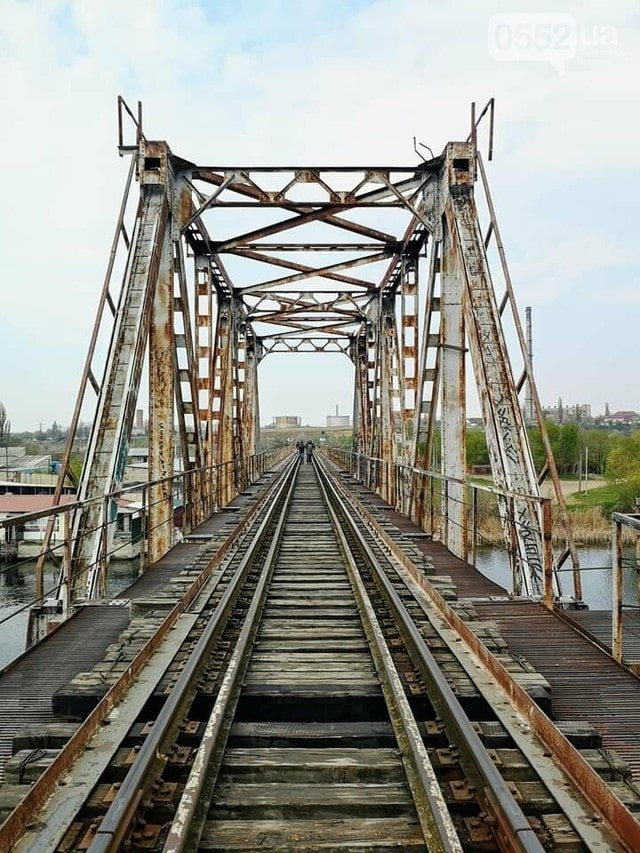 15-летняя девочка прыгнула с моста – ее спас мужчина на лодке