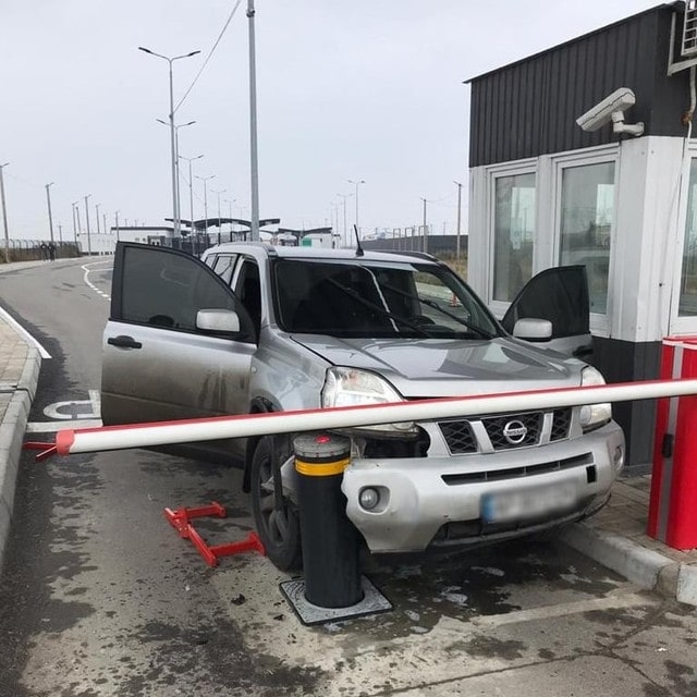 Житель Запорожья пытался прорваться в Крым, тараня шлагбаум на КПВВ (видео)