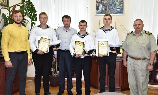 Курсанты морского колледжа помогли пенсионерке
