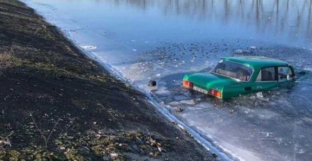 Полицейские спасли водителя, оказавшегося во льду Каховского канала (видео)