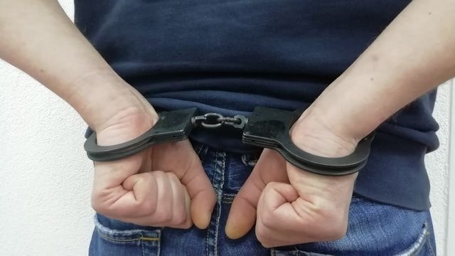 Подозреваемого, бежавшего из-под домашнего ареста, отправили за решетку
