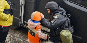 Полицейские эвакуировали женщину с двумя маленькими детьми