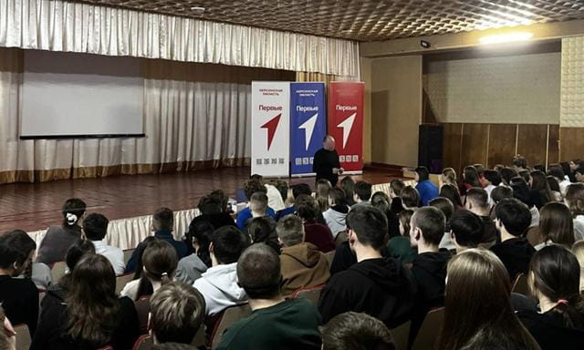Убийцы украинского народа в качестве «героев сво» посетили школы оккупированного Геническа