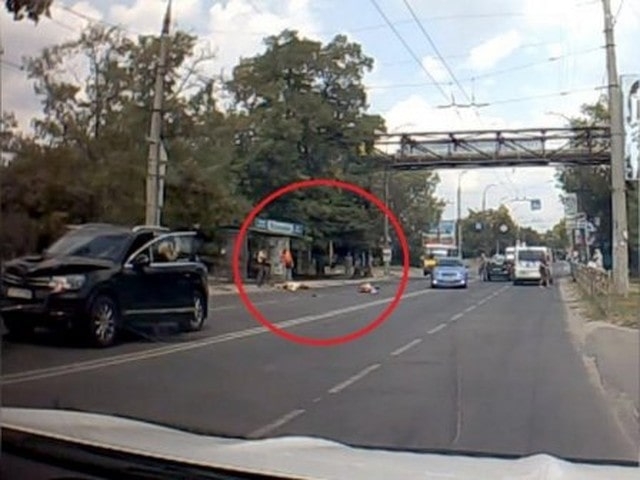 Женщине, сбившей подростков на пешеходном переходе, сообщено о подозрении