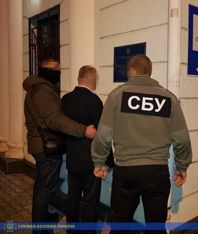 После получения взятки задержан начальник подразделения херсонской таможни