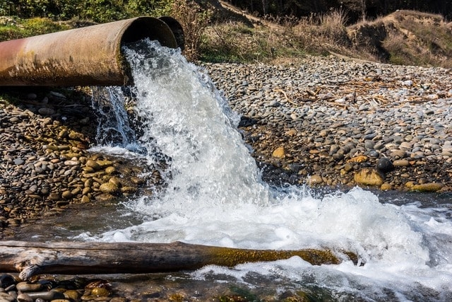 В Горностаевке сточные воды сбрасывают в Каховское водохранилище