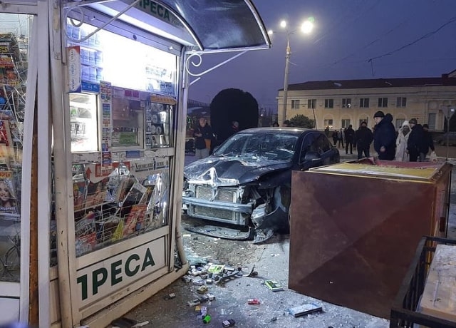 ДТП в центре Херсона – машина въехала в киоск «Пресса»