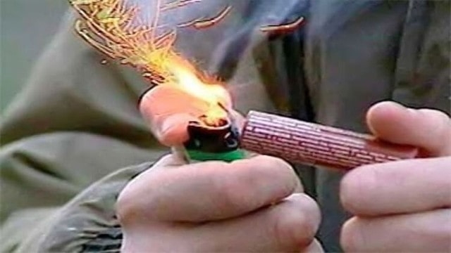 Двухлетняя девочка поранила ручку – папа дал «запустить» петарду