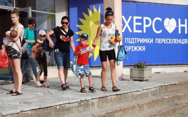 В различных областях Украины появляются центры поддержки переселенцев из Херсонщины
