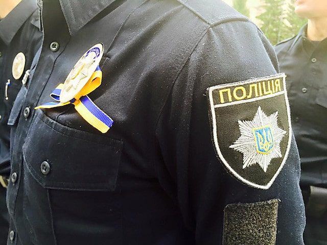Патрульные полицейские задержали уличного грабителя
