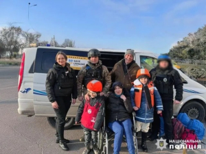 Полицейские помогли эвакуировать женщину с двумя детьми