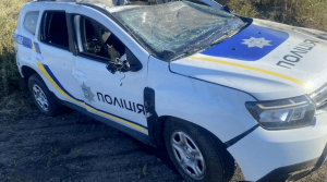 Вражеский дрон атаковал полицейский автомобиль, на котором вывозили раненого