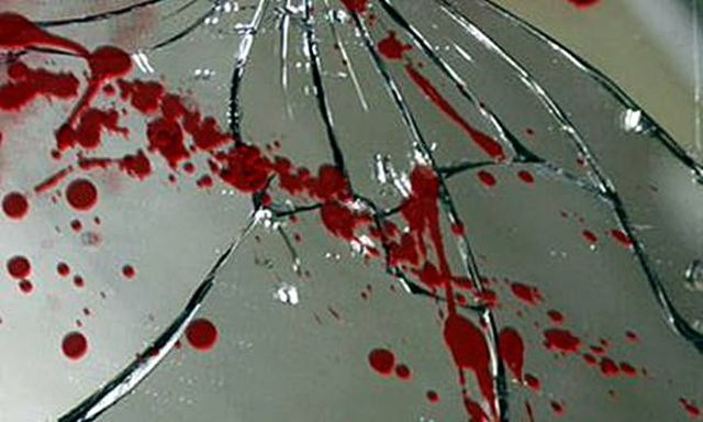 Пьяный мужчина порезал стеклом своих пожилых родителей