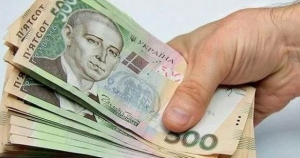 100 000 гривен отдала пенсионерка мошеннице, которая «снимала порчу» с ее сына
