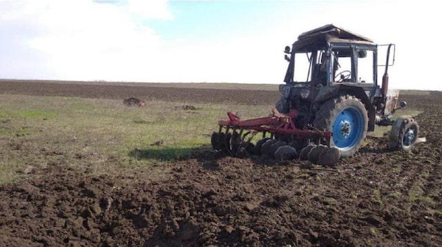 В селе Зеленый Гай в поле погиб тракторист – трактор наехал на взрывное устройство