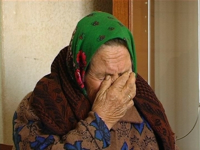 Бабулька не пожалела ради внука крупную сумму в долларах 