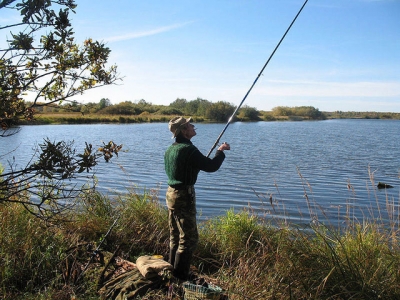 Запретную зону Каховской ГЭС открыли для рыбаков-любителей