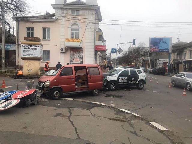 ДТП в Херсоне – при столкновении «FAW» с «Renault» упала бетонная опора