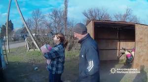 Под угрозой дронов полицейские доставили женщину с ребенком в больницу