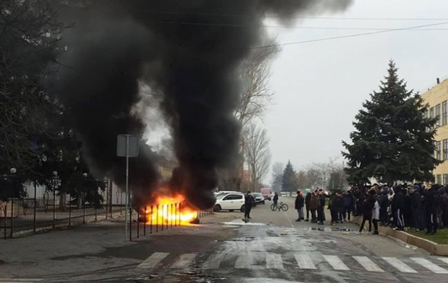Протесты в Каховке – жители требуют наказания виновных в убийстве 26-летнего парня