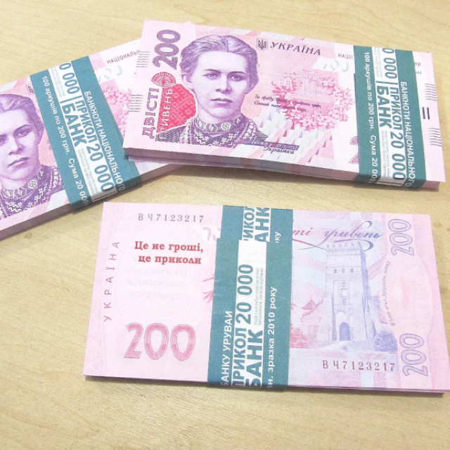185 000 гривен и $960 отдал пенсионер мошенницам