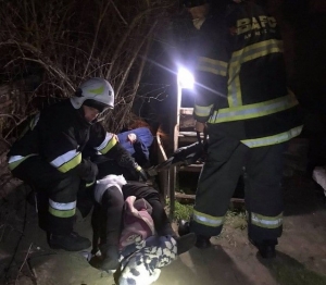 Женщина упала на металлический прут – на помощь медикам пришли спасатели
