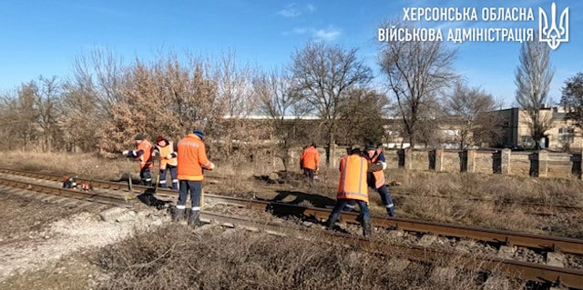 Российские оккупанты во время обстрела повредили железнодорожное полотно