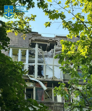 Россияне нанесли удар по многоэтажному дому в Херсоне
