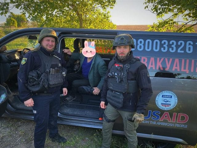 Из Качкаровки волонтеры и полицейские эвакуировали пожилого человека