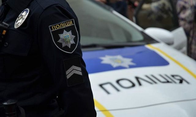 Молодая девушка набросилась на патрульного полицейского