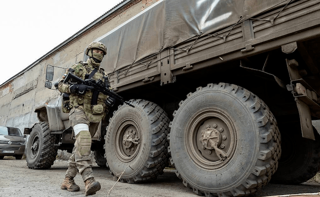 Российские наемники, чтобы сбежать из части, угнали военные автомобили