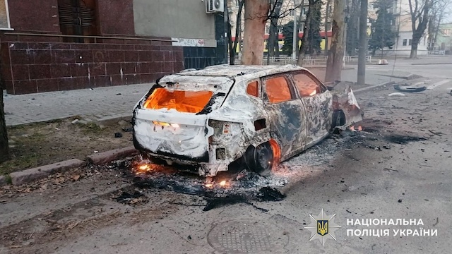 Вражеский дрона атаковал в Херсоне полицейский автомобиль