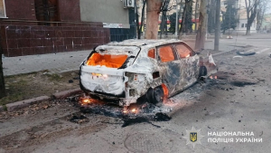 Вражеский дрона атаковал в Херсоне полицейский автомобиль